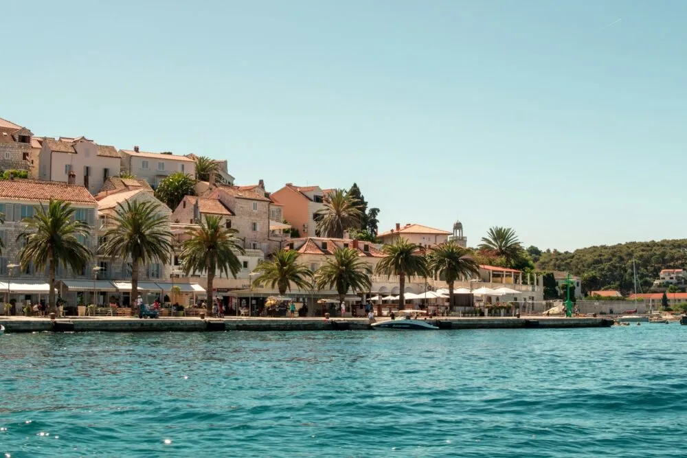 De stad Hvar in Kroatië aan het water