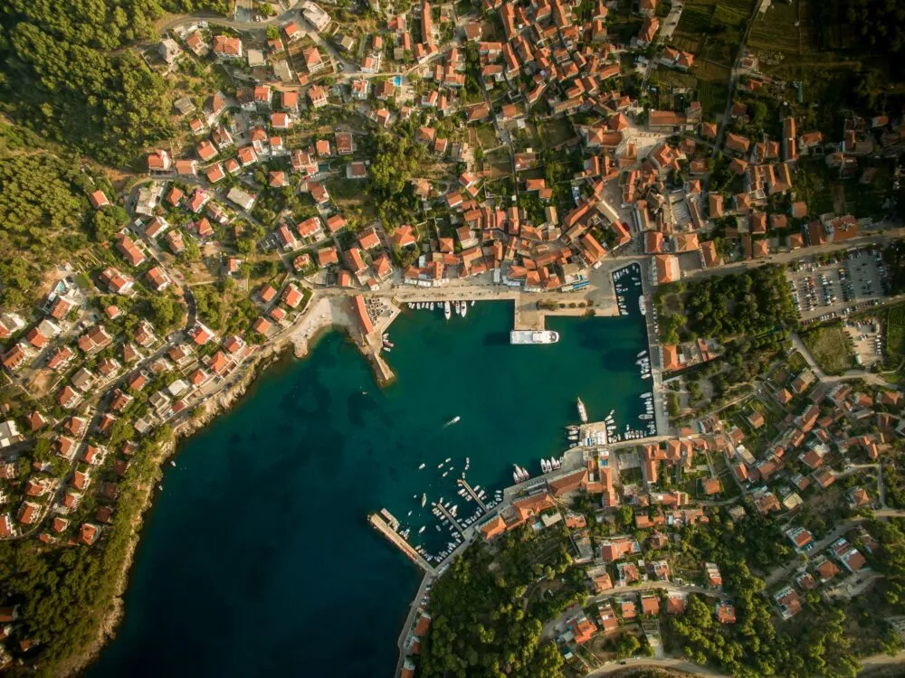 Het dorp Jelsa in Kroatië van bovenaf.