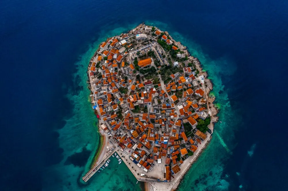 Primosten in Kroatië van bovenaf