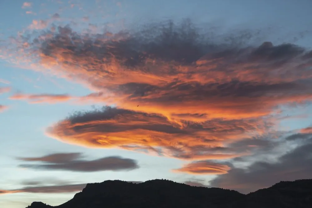 Oranje wolken boven Kroatië.