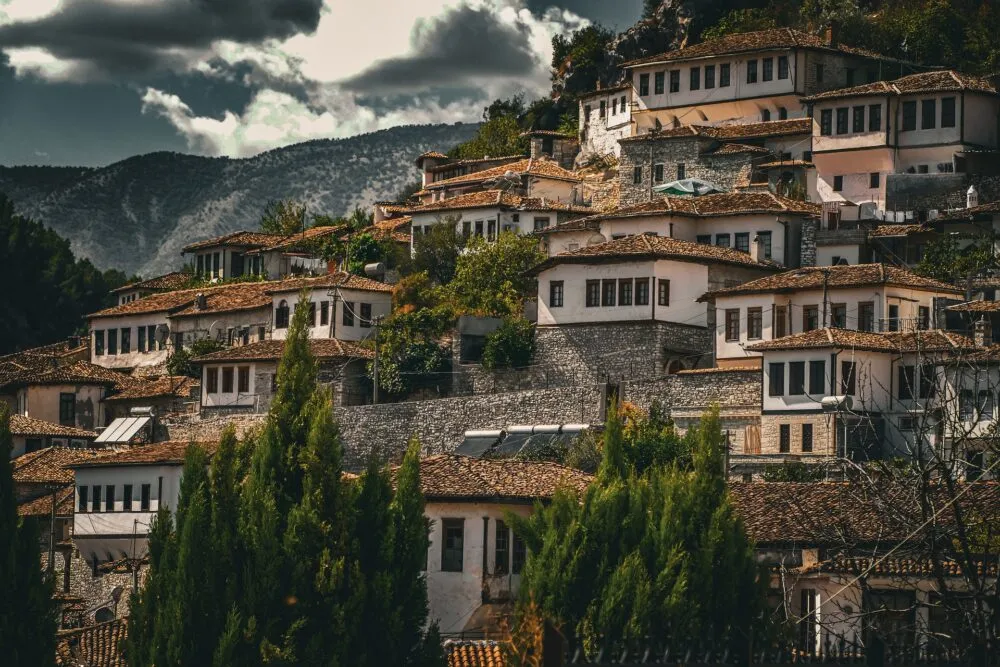 Albanië huizen op de berg