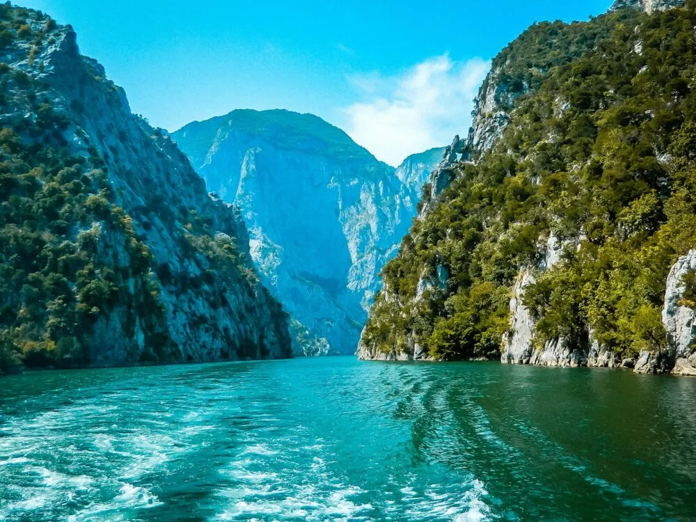 Komani Lake in Albanië