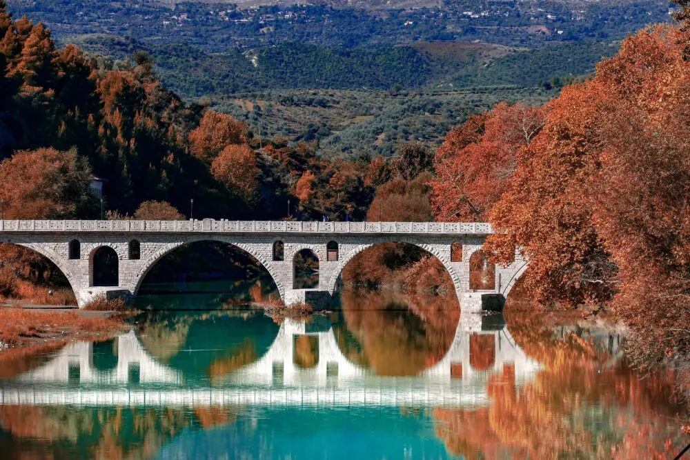 Boogbrug over water in Albanië