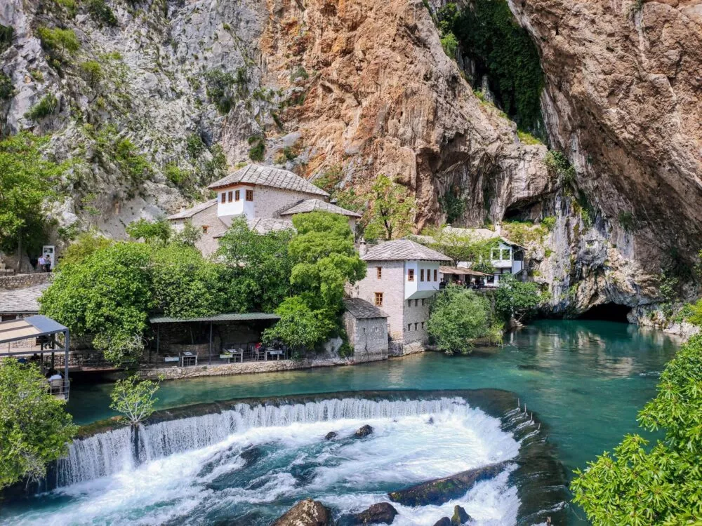 Huizen en waterval in Blagaj