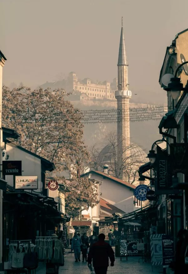 Straatbeeld met moskee in Sarajevo