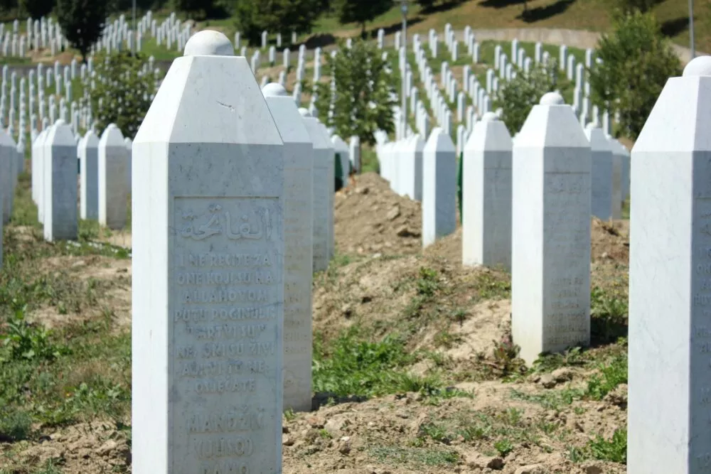 Grafstenen in Srebrenica in Bosnië en Herzegovina