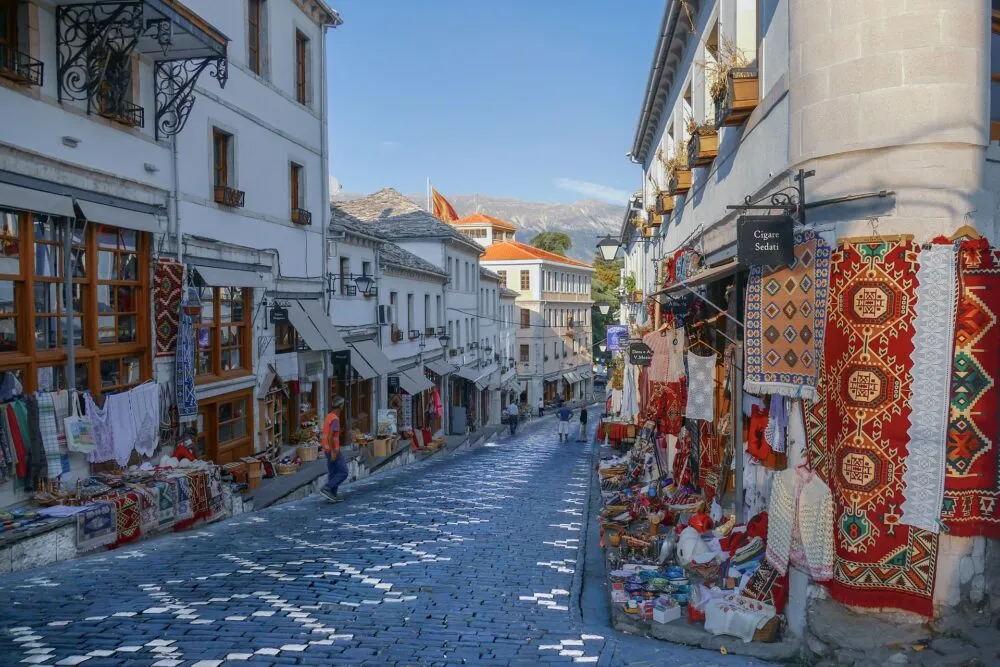 Een straat in de stad Gjirokaster in Albanië