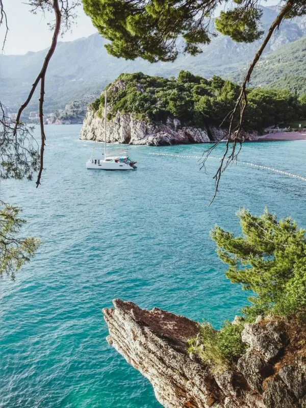 Boot in zee bij Montenegro