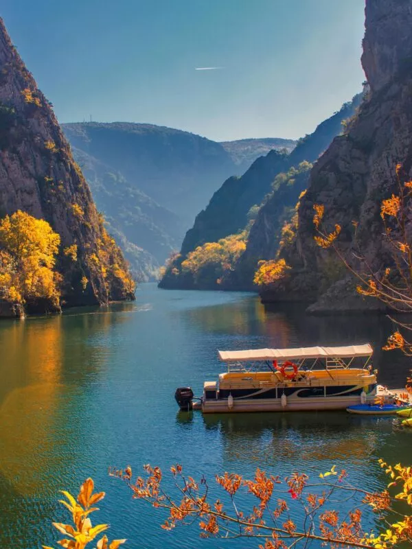 Boot in rivier in Matka Canyon