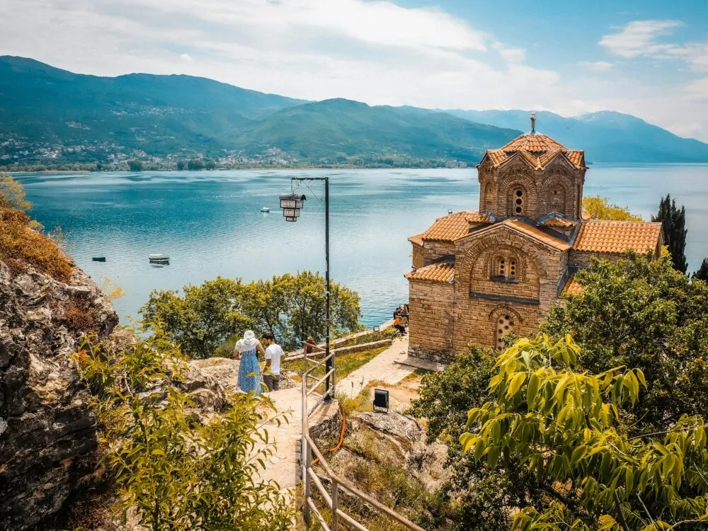 Het meer van Ohrid met klooster in Noord-Macedonië