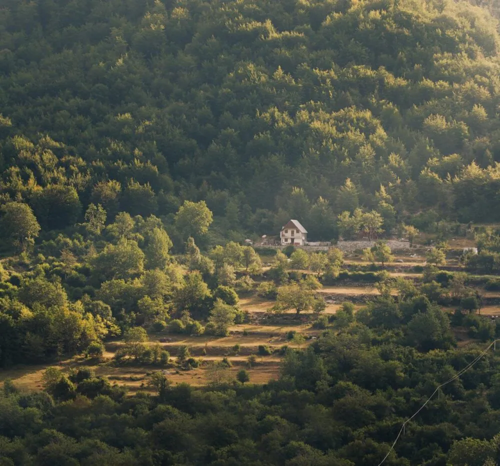 Een huis op een berg in Albanië