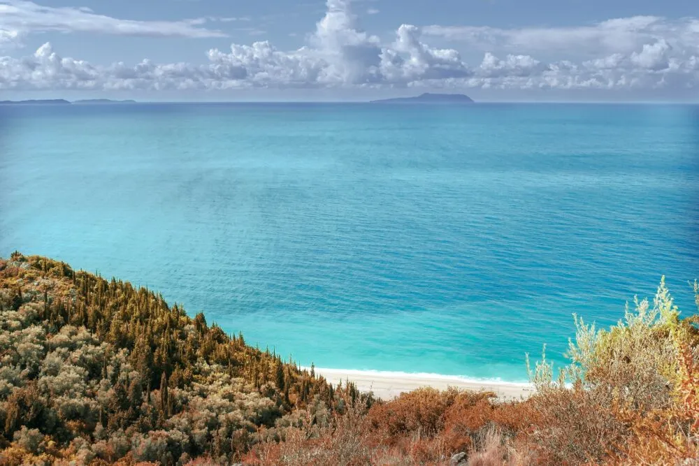 De zee van Albanië