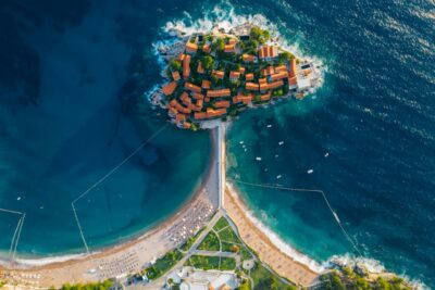 Sveti Stefan in Montenegro van bovenaf