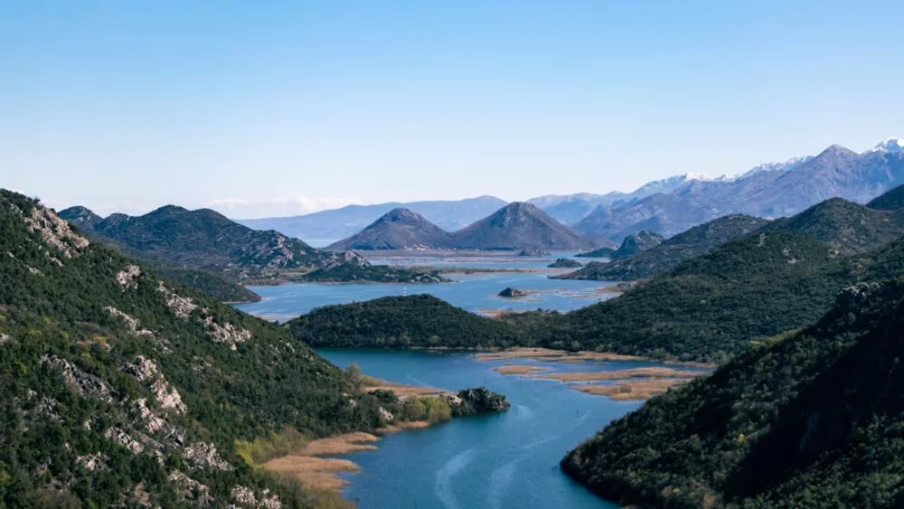 Rivier door de bergen van Montenegro