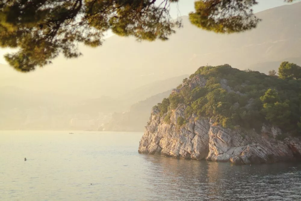 Rots in het water in Montenegro