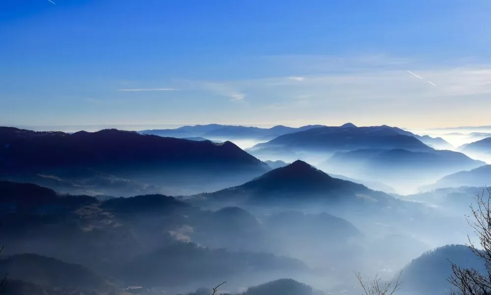 Bergketen met mist in Slovenië